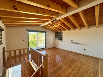 CASA EN VENTA EN LOMAS DE COMANJILLA LEÓN GTO A SOLO 5 MINUTOS DE PUERTO INTERIOR.