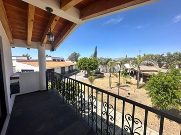 CASA EN VENTA EN LOMAS DE COMANJILLA LEÓN GTO A SOLO 5 MINUTOS DE PUERTO INTERIOR.