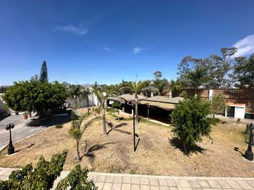 CASA EN VENTA EN LOMAS DE COMANJILLA LEÓN GTO A SOLO 5 MINUTOS DE PUERTO INTERIOR.