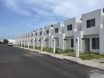Casas de 2 Niveles en Fracc los Sauces cerca del campus Calazanz en Veracruz