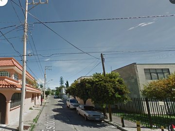 Casa con avenidas de fácil acceso entre Bldv. Las Américas, Marino Escobedo y Río de los Gómez. Muy cerca del centro de León.