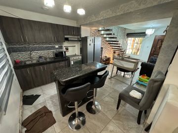 En venta casa de 2 dormitorios con jacuzzi en Urb.Ciudad Santiago.