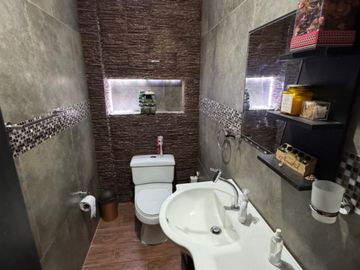 En venta casa de 2 dormitorios con jacuzzi en Urb.Ciudad Santiago.
