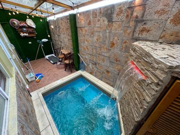 En venta casa de 2 dormitorios con jacuzzi en Urb.Ciudad Santiago.