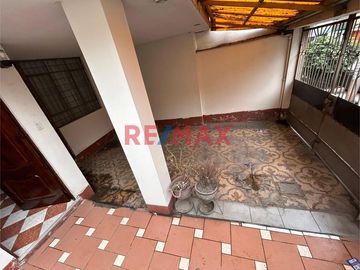 ¡ Oportunidad Única!!!  Única Casa De 3 Pisos Con Cochera En Mangomarca Cerca A Colegio Pnp
