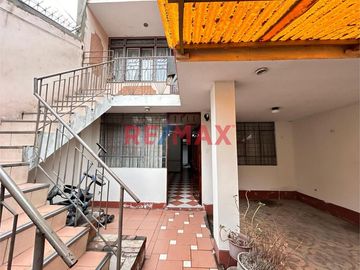 ¡ Oportunidad Única!!!  Única Casa De 3 Pisos Con Cochera En Mangomarca Cerca A Colegio Pnp