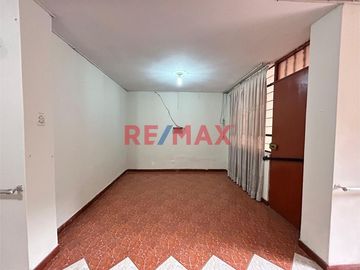 ¡ Oportunidad Única!!!  Única Casa De 3 Pisos Con Cochera En Mangomarca Cerca A Colegio Pnp