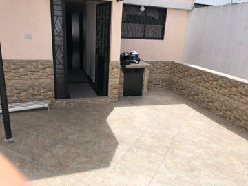 VENTA - CASA - NORTE - QUITO - RENTERA - 3 DEPARTAMENTOS