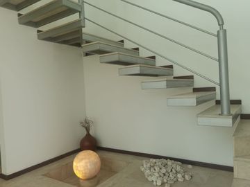 VENTA CASA EN LOMAS I, CON JARDINES Y CUARTO DE SERVICIO