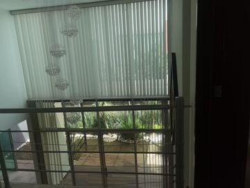 VENTA CASA EN LOMAS I, CON JARDINES Y CUARTO DE SERVICIO
