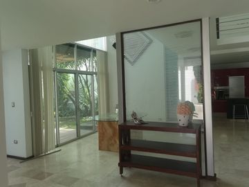 VENTA CASA EN LOMAS I, CON JARDINES Y CUARTO DE SERVICIO
