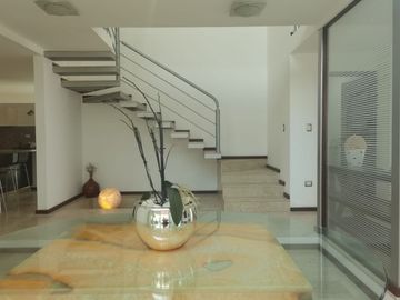 VENTA CASA EN LOMAS I, CON JARDINES Y CUARTO DE SERVICIO
