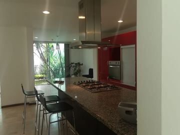 VENTA CASA EN LOMAS I, CON JARDINES Y CUARTO DE SERVICIO