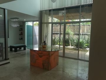VENTA CASA EN LOMAS I, CON JARDINES Y CUARTO DE SERVICIO