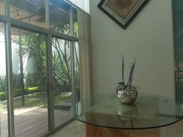 VENTA CASA EN LOMAS I, CON JARDINES Y CUARTO DE SERVICIO
