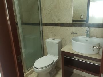 VENTA CASA EN LOMAS I, CON JARDINES Y CUARTO DE SERVICIO