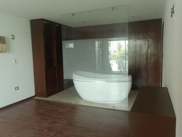 VENTA CASA EN LOMAS I, CON JARDINES Y CUARTO DE SERVICIO
