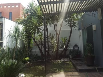 VENTA CASA EN LOMAS I, CON JARDINES Y CUARTO DE SERVICIO