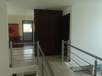 VENTA CASA EN LOMAS I, CON JARDINES Y CUARTO DE SERVICIO
