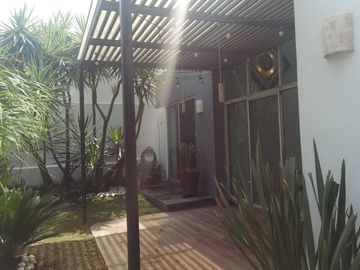 VENTA CASA EN LOMAS I, CON JARDINES Y CUARTO DE SERVICIO