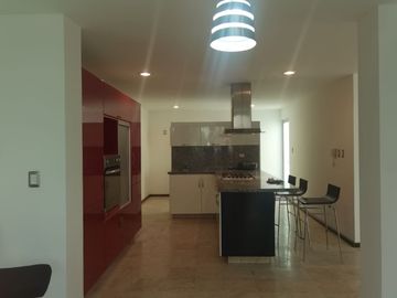 VENTA CASA EN LOMAS I, CON JARDINES Y CUARTO DE SERVICIO