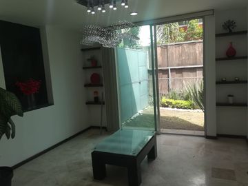 VENTA CASA EN LOMAS I, CON JARDINES Y CUARTO DE SERVICIO