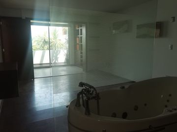 VENTA CASA EN LOMAS I, CON JARDINES Y CUARTO DE SERVICIO