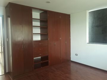 VENTA CASA EN LOMAS I, CON JARDINES Y CUARTO DE SERVICIO