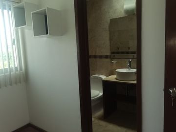 VENTA CASA EN LOMAS I, CON JARDINES Y CUARTO DE SERVICIO