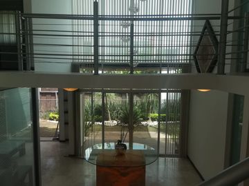 VENTA CASA EN LOMAS I, CON JARDINES Y CUARTO DE SERVICIO