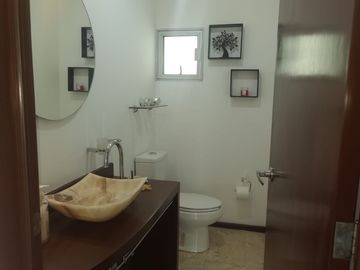 VENTA CASA EN LOMAS I, CON JARDINES Y CUARTO DE SERVICIO