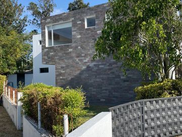 CASA DE VENTA O RENTA TUMBACO