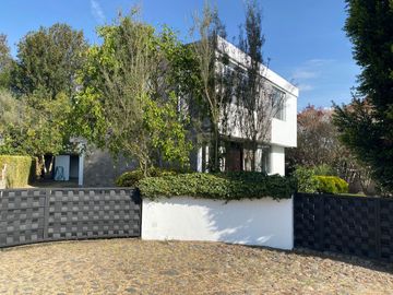 CASA DE VENTA O RENTA TUMBACO
