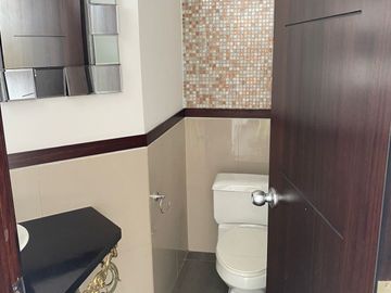 CASA DE VENTA O RENTA TUMBACO