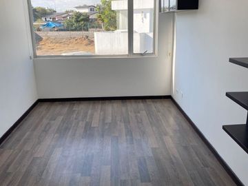 CASA DE VENTA O RENTA TUMBACO
