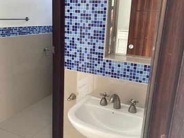CASA DE VENTA O RENTA TUMBACO
