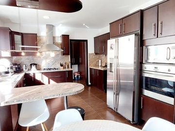 Vendo casa en Cumbayá, sector Santa Inés, entre Colegio Menor y Pillagua.