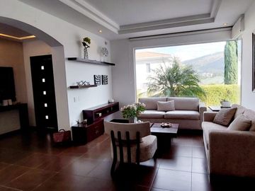 Vendo casa en Cumbayá, sector Santa Inés, entre Colegio Menor y Pillagua.