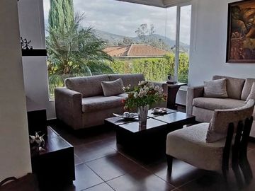 Vendo casa en Cumbayá, sector Santa Inés, entre Colegio Menor y Pillagua.