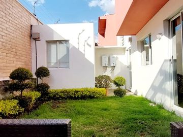 Vendo casa en Cumbayá, sector Santa Inés, entre Colegio Menor y Pillagua.