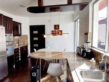 Vendo casa en Cumbayá, sector Santa Inés, entre Colegio Menor y Pillagua.