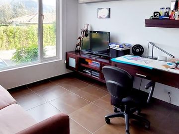Vendo casa en Cumbayá, sector Santa Inés, entre Colegio Menor y Pillagua.