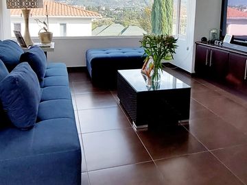 Vendo casa en Cumbayá, sector Santa Inés, entre Colegio Menor y Pillagua.