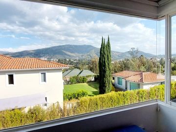 Vendo casa en Cumbayá, sector Santa Inés, entre Colegio Menor y Pillagua.