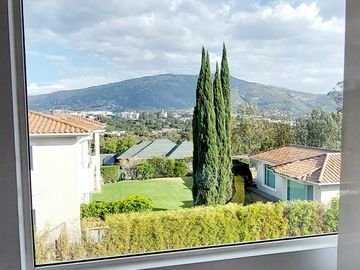 Vendo casa en Cumbayá, sector Santa Inés, entre Colegio Menor y Pillagua.