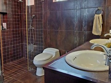 Vendo casa en Cumbayá, sector Santa Inés, entre Colegio Menor y Pillagua.