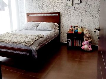 Vendo casa en Cumbayá, sector Santa Inés, entre Colegio Menor y Pillagua.