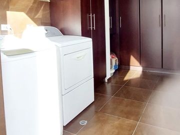 Vendo casa en Cumbayá, sector Santa Inés, entre Colegio Menor y Pillagua.