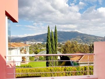 Vendo casa en Cumbayá, sector Santa Inés, entre Colegio Menor y Pillagua.