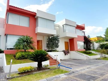 Vendo casa en Cumbayá, sector Santa Inés, entre Colegio Menor y Pillagua.